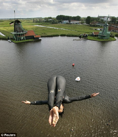 挑戰(zhàn)極限準(zhǔn)備大賽 哥倫比亞運動員從30米高空跳水