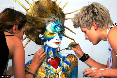 奧地利小鎮(zhèn)上演人體彩繪盛宴 《咒語之困》問鼎冠軍