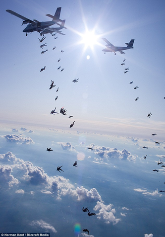 108位好漢5000米高空跳傘 手牽手頭朝下破世界紀(jì)錄