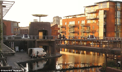 英科學(xué)家發(fā)明“未來(lái)出租車” 全電驅(qū)動(dòng)無(wú)人駕駛