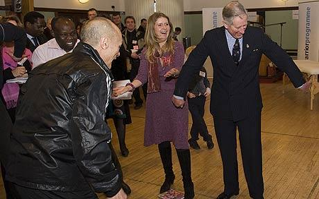 我傳統(tǒng)療法惠及英退伍士兵 查爾斯王儲學打太極