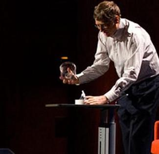 蓋茨發(fā)表抗瘧演講 當(dāng)場放蚊子“咬人”嚇觀眾