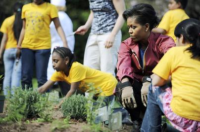 美國第一夫人帶小學(xué)生種蔬菜(圖)