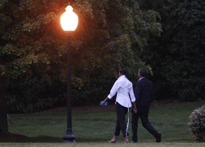 浪漫一刻!奧巴馬夫婦晚餐后牽手散步(圖)