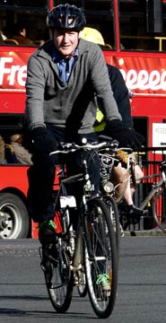 英反對(duì)黨領(lǐng)袖自行車被盜 “環(huán)保行頭”命途多舛