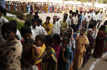 印度大選國大黨微弱領(lǐng)先 兩黨搶打“超越中國”牌