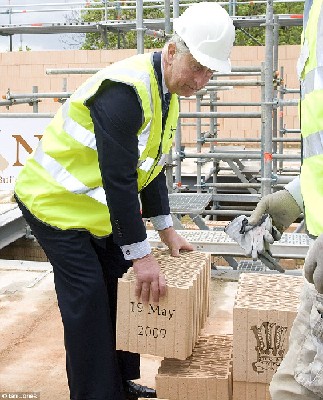 查爾斯王儲(chǔ)穿名牌當(dāng)磚瓦匠 渾身泥巴手指磨破