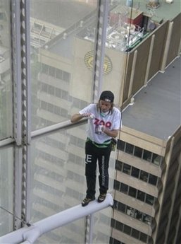 法國“蜘蛛人”悉尼徒手攀高再被捕(組圖)