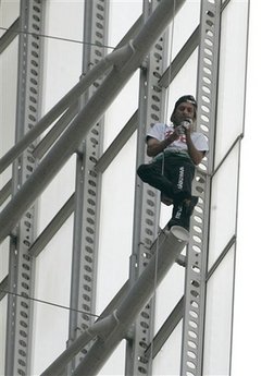 法國“蜘蛛人”悉尼徒手攀高再被捕(組圖)