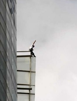 法國“蜘蛛人”悉尼徒手攀高再被捕(組圖)