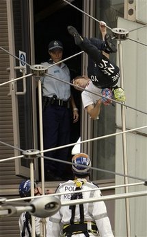 法國“蜘蛛人”悉尼徒手攀高再被捕(組圖)