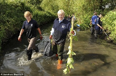 倫敦市長(zhǎng)環(huán)保秀成喜劇 擺姿勢(shì)不慎落水笑翻眾人