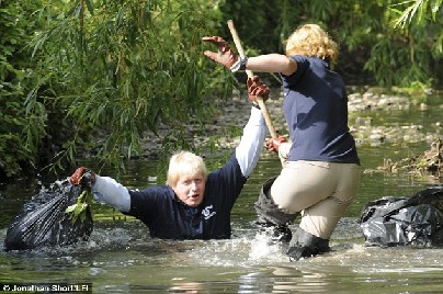 倫敦市長(zhǎng)環(huán)保秀成喜劇 擺姿勢(shì)不慎落水笑翻眾人
