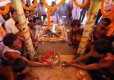 印度村莊為青蛙辦盛大婚禮 3000人參加祈求降雨