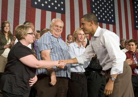 奧巴馬推銷醫(yī)改不遺余力 由強(qiáng)硬變?nèi)崆榇蟠蛏壳榕? style=