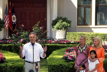 美新任駐華大使與媒體見(jiàn)面 女兒獻(xiàn)上鋼琴曲