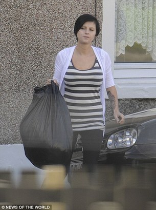 16歲中巨額大獎(jiǎng)22歲破產(chǎn) 英國(guó)少女6年揮霍300萬(wàn)美元