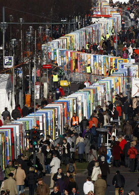 圖:巨型多米諾模型紀(jì)念柏林墻坍塌20周年