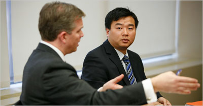 “吻癱”美機場留學生受罰道歉 畢業(yè)后與女友團聚