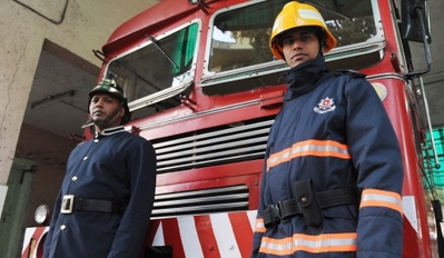 圖:印度孟買消防員近百年來首次換裝