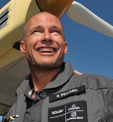 世界首架有人駕駛太陽能飛機(jī)成功落地