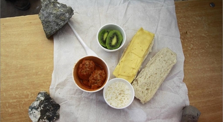 智利礦工吃上熱飯遭禁煙酒