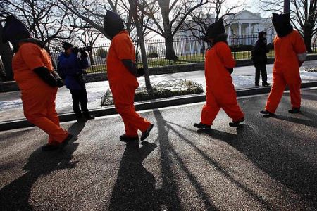 美百余人扮囚犯白宮前示威 要求關(guān)閉關(guān)塔那摩監(jiān)獄