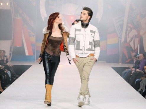 查普曼首場(chǎng)時(shí)裝秀出洋相 機(jī)智彌補(bǔ)展現(xiàn)間諜素質(zhì)