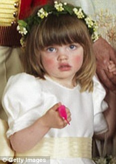 威廉結(jié)婚照驚現(xiàn)“蟲子” 原是哈里給小花童的玩具