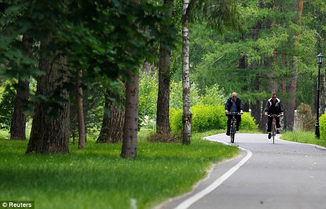 圖:梅普再秀“哥倆好” 莫斯科市郊騎單車切磋球技