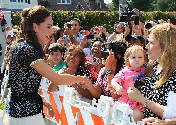 威廉王子夫婦訪問美國加州 王妃童趣大發(fā)畫蝸牛