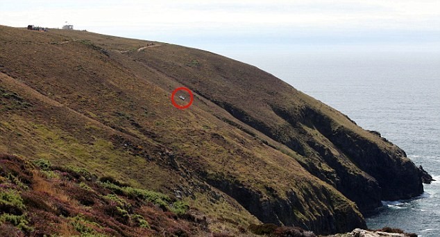 英國(guó)大媽駕車翻下懸崖 被困20小時(shí)后成功脫險(xiǎn)