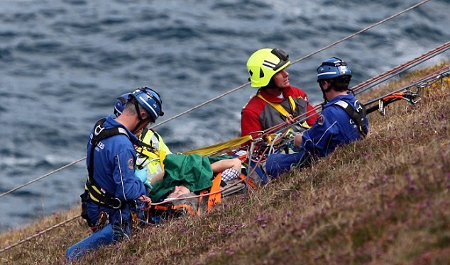 英國大媽駕車翻下懸崖 被困20小時(shí)后成功脫險(xiǎn)