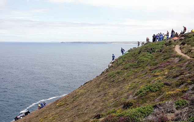 英國大媽駕車翻下懸崖 被困20小時(shí)后成功脫險(xiǎn)