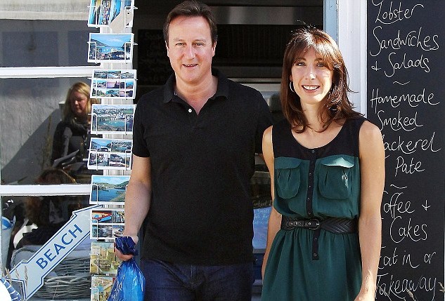 卡梅倫夫婦海邊小鎮(zhèn)享受悠閑假期 與當?shù)厝撕嫌傲裟? width=