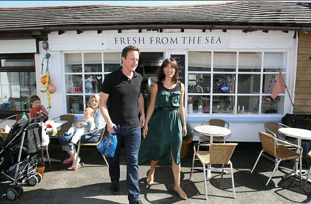 卡梅倫夫婦海邊小鎮(zhèn)享受悠閑假期 與當?shù)厝撕嫌傲裟? width=