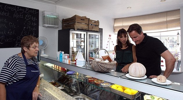 卡梅倫夫婦海邊小鎮(zhèn)享受悠閑假期 與當?shù)厝撕嫌傲裟? width=