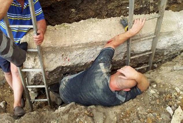 英國男子擴(kuò)建自家花園 被兩噸水泥“壓頂”幸運(yùn)生還