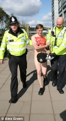 英國“地溝油航班”首飛成功 遭環(huán)保人士強烈抗議