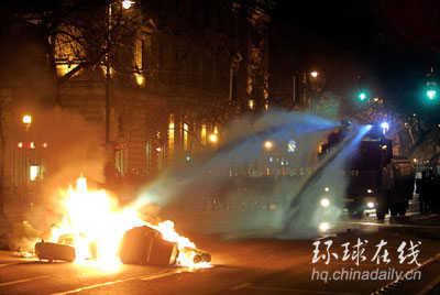 匈牙利數(shù)十萬人示威要求總理下臺 與警方發(fā)生沖突