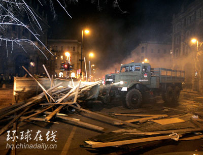 匈牙利數(shù)十萬人示威要求總理下臺 與警方發(fā)生沖突