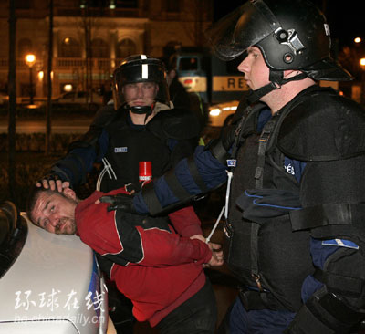 匈牙利數(shù)十萬人示威要求總理下臺 與警方發(fā)生沖突