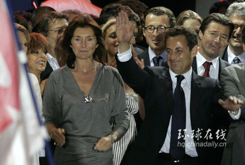 薩科齊攜妻子和支持者一同慶祝勝選（圖）