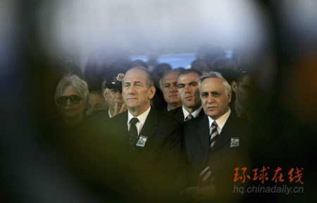 出席紀(jì)念儀式