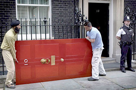 真假難辨:英國唐寧街10號換大門