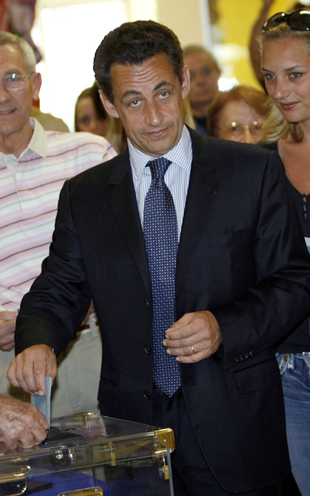 法大選投票率創(chuàng)26年最高 薩爾科齊攜妻投票