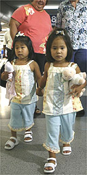 美兩對(duì)夫婦收養(yǎng)中國女孩 孩子竟是親姐妹