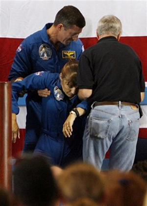 剛回地球不適應 亞特蘭蒂斯女宇航員發(fā)言中兩次摔倒