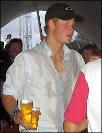 哈里王子與女友泡吧錯(cuò)過急行軍訓(xùn)練受嚴(yán)懲