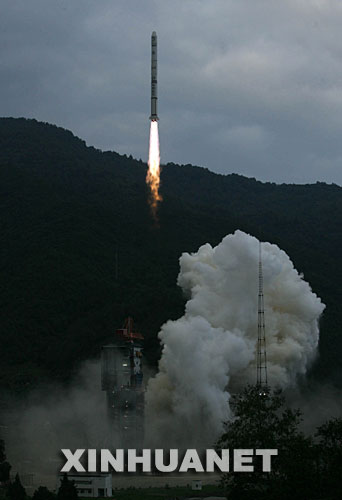 10月24日18時(shí)05分,搭載著我國(guó)首顆探月衛(wèi)星嫦娥一號(hào)的長(zhǎng)征三號(hào)甲運(yùn)載火箭在西昌衛(wèi)星發(fā)射中心三號(hào)塔架點(diǎn)火發(fā)射。